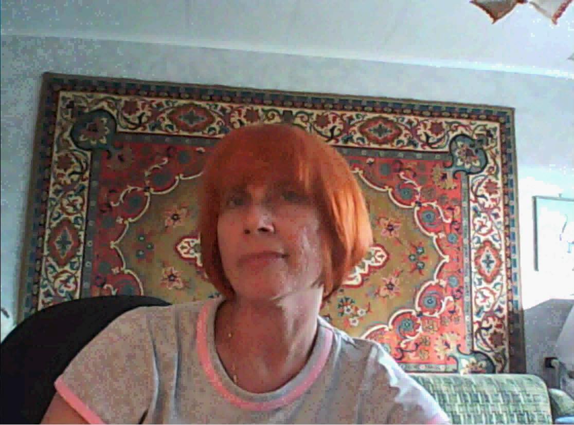 Рыжая зрелая дама мастурбирует киску перед домашней вебкамерой